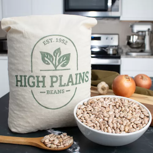 https://northernfeedandbean.com/wp-content/uploads/2023/12/For-print-High-Plains-pinto-beans-10-lb-bag-in-the-kitchen-1-jpg.webp